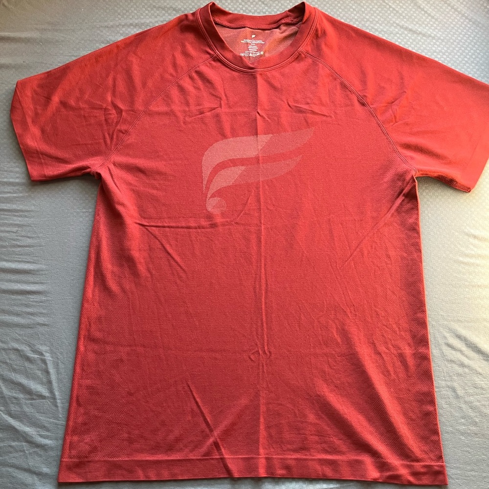 Fabletics Sportwear T-Shirt ( The Training
Day Tee) Adrenaline Red Two